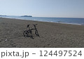 湘南の海辺に停めた自転車 124497524