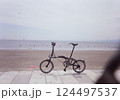 湘南の海辺に置かれた自転車 124497537