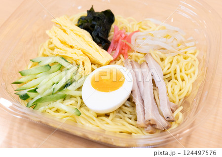おいしいコンビニ食品の冷やし中華 124497576