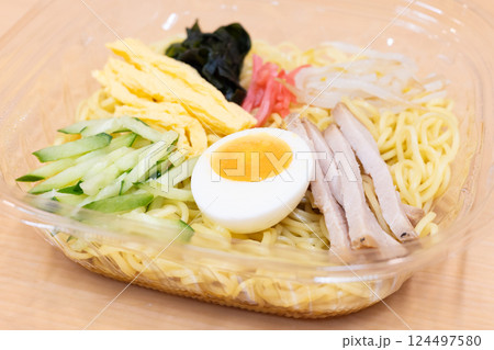 おいしいコンビニ食品の冷やし中華 124497580