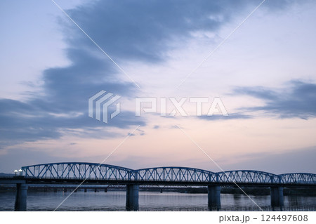 朝の河川敷にて 124497608