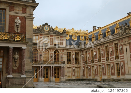 外側も内側に劣らず超豪華な装飾のヴェルサイユ宮殿 124497866