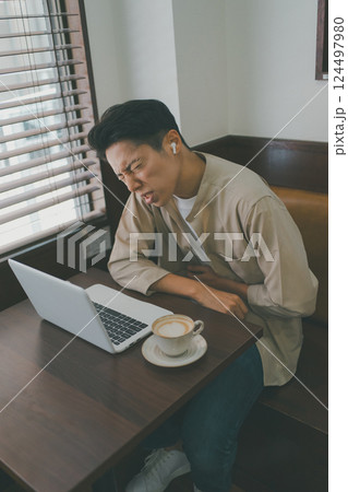 coffee shop 124497980