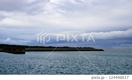 沖縄県西表島大原港の風景 124498017