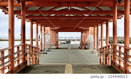 沖縄県西表島大原港の浮桟橋 沖縄県西表島大原港の浮桟橋 124498021