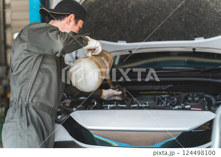 整備工場で働く整備士・自動車整備士・メカニックの中年アジア人男性 124498100