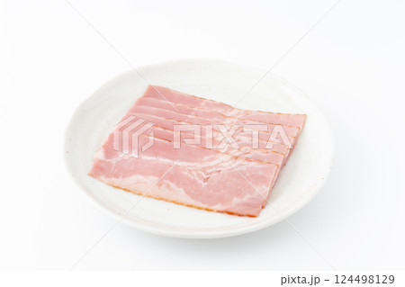 お皿に載ったベーコンのスライス お皿に載ったベーコンのスライス 124498129