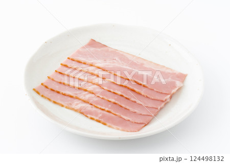 お皿に載ったベーコンのスライス 124498132