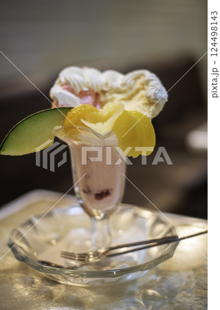 喫茶店のフルーツパフェ 喫茶店のフルーツパフェ 124498143