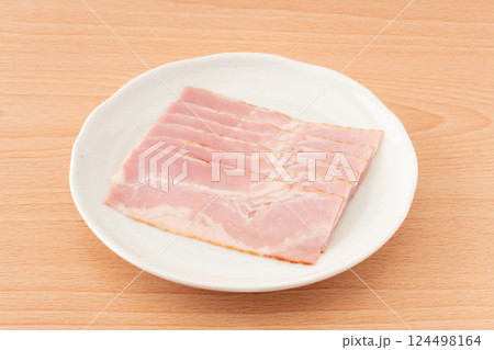 お皿に載ったベーコンのスライス 124498164