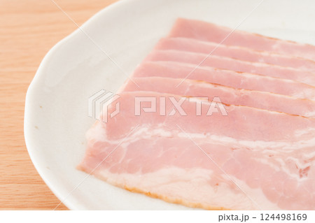ベーコンのスライスのクローズアップ 124498169