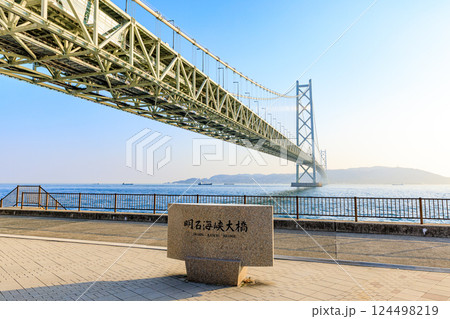 春の舞子公園から見た明石海峡大橋　兵庫県神戸市 124498219