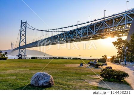 春の舞子公園から見た明石海峡大橋と夕日　兵庫県神戸市 124498221