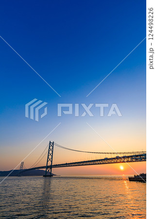 春の舞子公園から見た明石海峡大橋と夕日　兵庫県神戸市 124498226