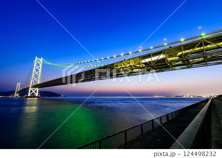 春の舞子公園から見たライトアップされた明石海峡大橋　兵庫県神戸市 124498232