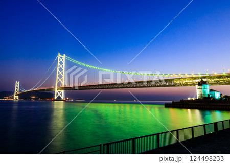 春の舞子公園から見たライトアップされた明石海峡大橋　兵庫県神戸市 124498233
