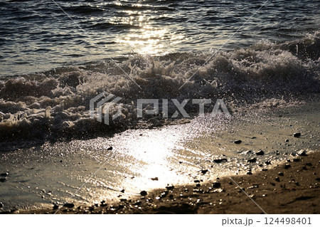 夕日に照らされる波 夕日に照らされる波 124498401