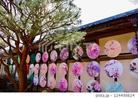 春めいた和傘の飾り付け 124498624