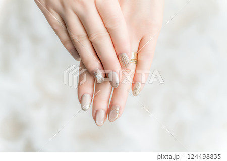 ネイルサロンでネイルをした手（マグネットジェル・ミラーライン） 124498835