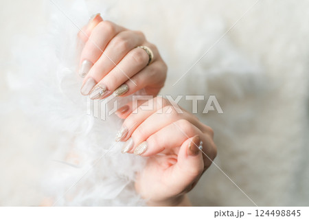 ネイルサロンでネイルをした手（マグネットジェル・ミラーライン） 124498845