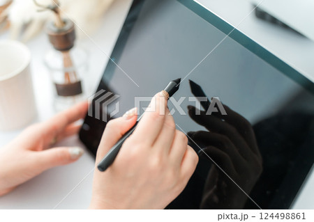タブレットPCにペンタブを使って何かを描く女性(漫画家・クリエイター・デザイナー・アニメーター) タブレットPCにペンタブを使って何かを描く女性(漫画家・クリエイター・デザイナー・アニメーター) 124498861