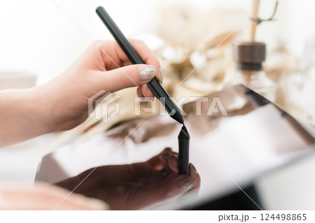 タブレットPCにペンタブを使って何かを描く女性(漫画家・クリエイター・デザイナー・アニメーター) 124498865