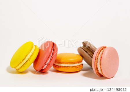 カラフルなマカロン 124498985