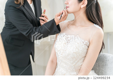 ブライダル・挙式・結婚式場のブライズルームでメイクをする花嫁・新婦 124499234
