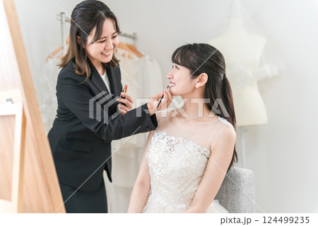 ブライダル・挙式・結婚式場のブライズルームでメイクをする花嫁・新婦 124499235