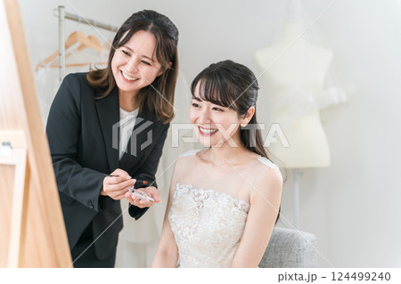ブライダル・挙式・結婚式場のブライズルームでメイクをする花嫁・新婦 ブライダル・挙式・結婚式場のブライズルームでメイクをする花嫁・新婦 124499240