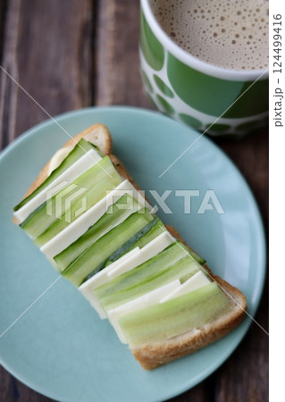 キュウリとスライスチーズのオープンサンドとカフェオレ 124499416