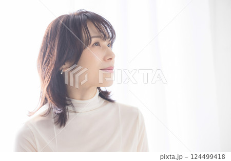 ミドル女性のビューティーポートレート 124499418