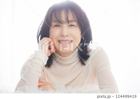 ミドル女性のビューティーポートレート 124499419