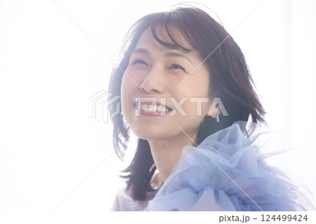 ミドル女性のビューティーポートレート 124499424
