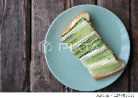 キュウリとスライスチーズの半分食パンのオープンサンド 124499515