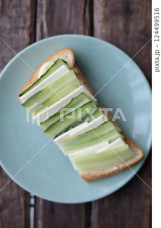 キュウリとスライスチーズの半分食パンのオープンサンド キュウリとスライスチーズの半分食パンのオープンサンド 124499516