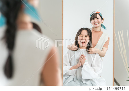 美容室・ヘアサロンでカット・ヘアセットが完成した女性 124499713