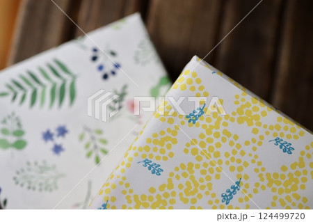 プレゼント用にラッピングした2つの箱 124499720