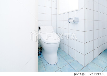 明るいタイル張りのシンプルなトイレ空間　インテリア　イメージ 124499999