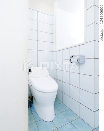 明るいタイル張りのシンプルなトイレ空間　インテリア　イメージ 124500000