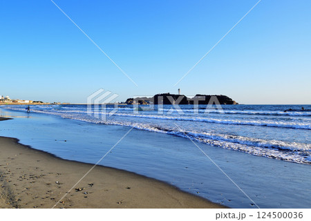 真冬 鵠沼海岸から江の島の風景 真冬 鵠沼海岸から江の島の風景 124500036