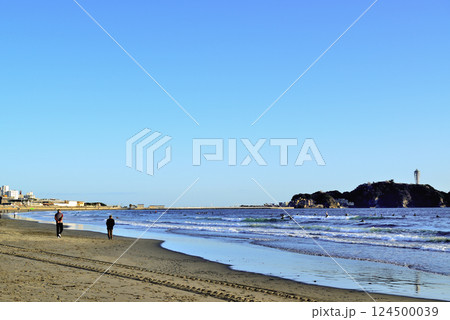 真冬　鵠沼海岸から江の島の風景 124500039