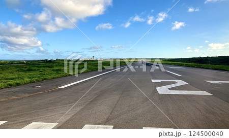 沖縄県石垣島　南ぬ島石垣空港の滑走路 124500040