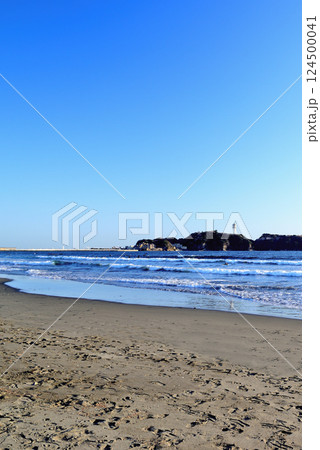 真冬　鵠沼海岸から江の島の風景 124500041