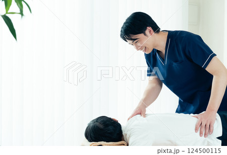 施術をする整体師の男性 施術をする整体師の男性 124500115