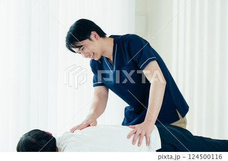 施術をする整体師の男性 124500116