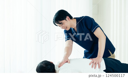施術をする整体師の男性 124500117