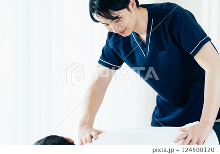 施術をする整体師の男性 124500120