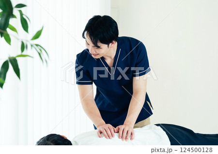 施術をする整体師の男性 124500128