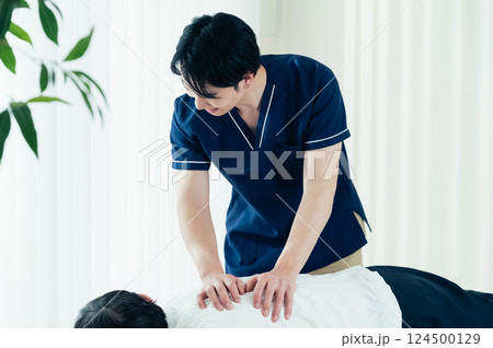 施術をする整体師の男性 124500129